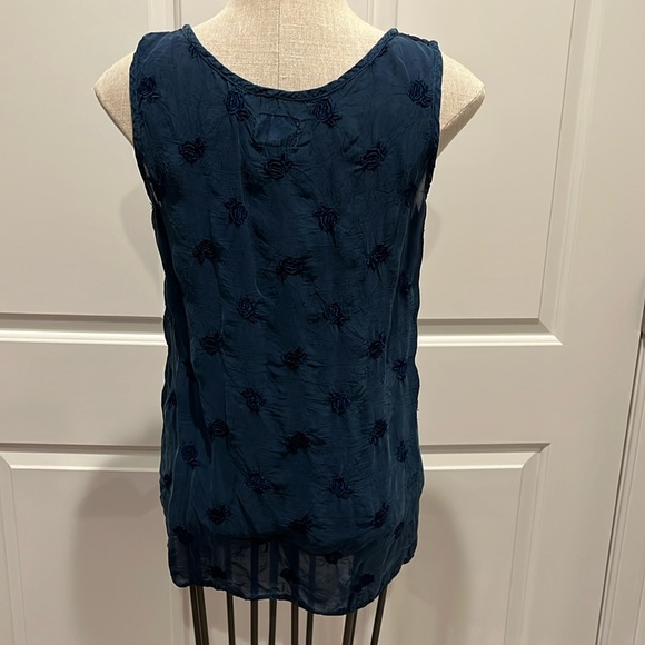 Johnny Was navy sleeveless top with embroidered roses size med - Picture 2 of 4